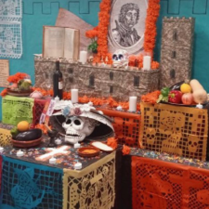 Visita al altar de muertos tradicional mexicano por el Día de todos los Santos