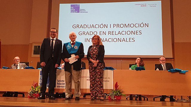 El diplomático Inocencio Arias, apadrina la primera promoción de graduados en Relaciones Internacionales de la Región de Murcia