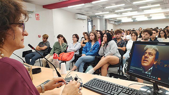 El Embajador mexicano David Nájera Rivas charla con la nueva generación de estudiantes de Relaciones Internacionales de Murcia