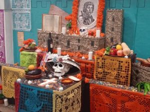 Visita al altar de muertos tradicional mexicano por el Día de todos los Santos